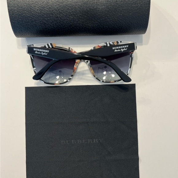 BURBERRY Signature Print Sunglasses - Picture 3 of 6